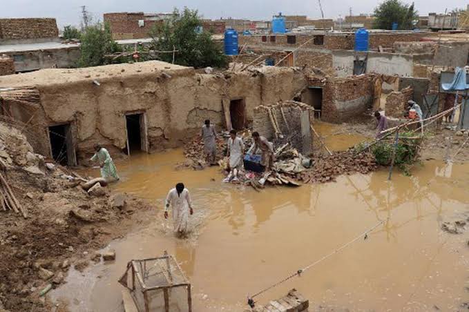 abrar_bugti's tweet photo. LNG being sold at 450 per kg and tandoor roti at double price. Every item/ basic goods for household and relief package being sold at double and triple price. 
Then we proudly say “Hum to musalman hein hum par kuin azaab atay hein” 
#FloodsInPakistan
#PakistanFloods
#Balochistan https://t.co/gL4biTO996