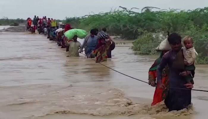 abrar_bugti's tweet photo. LNG being sold at 450 per kg and tandoor roti at double price. Every item/ basic goods for household and relief package being sold at double and triple price. 
Then we proudly say “Hum to musalman hein hum par kuin azaab atay hein” 
#FloodsInPakistan
#PakistanFloods
#Balochistan https://t.co/gL4biTO996