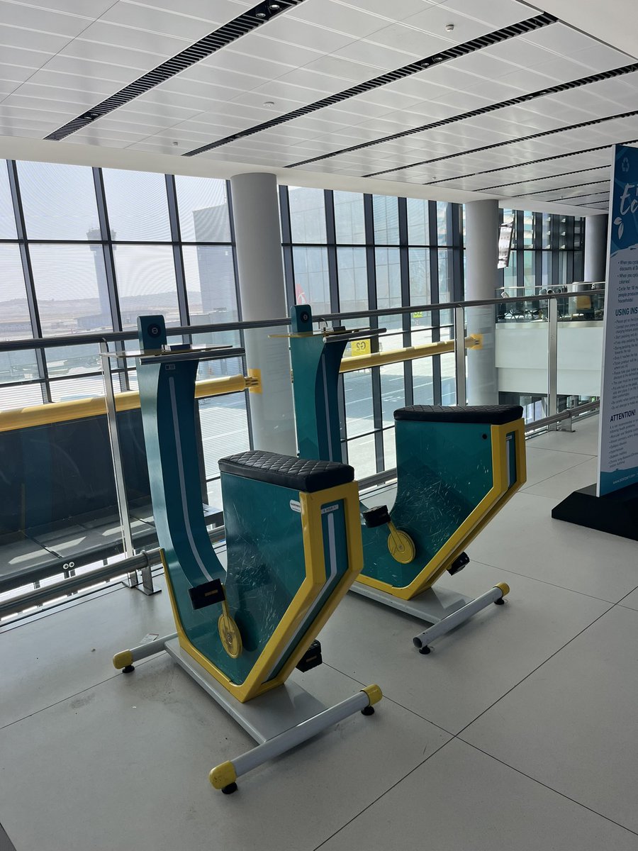 guilleceniza's tweet photo. Bicicletas estáticas en el aeropuerto. Si pedaleas 10 min obtienes descuentos para el duty free. Interesante para viajes largos, un poco de movimiento para las piernas 🙌🏻 https://t.co/ilCMNflc7M