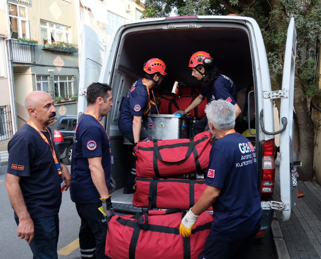 GEA__SAR's tweet photo. Birleşmiş Milletler standartlarına göre "Hafif ve Hızlı Arama Kurtarma Ekibi" sınıflandırmasına dahil olmak üzere GEA ekibinin INSARAG akreditasyonu saha tatbikatı bu sabah 06.00'da başladı.
https://t.co/IaawKwdiyZ
#GEAAramaKurtarma #GEASAR #USAR #INSARAG #IEC #classification https://t.co/BUClWlohW8