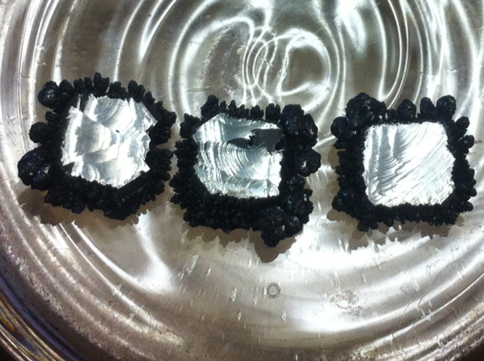 LGDiamondTopics's tweet photo. CVDはChemical Vapor Depositionの略で、日本語では「化学気相蒸着法」と呼ばれます。
ダイヤモンドは特殊な真空チャンバー内で適度な圧力と温度管理の下、メタンガスなど炭素を含んだガスから成長します。
#新時代の輝き　#新たなテクノロジー https://t.co/JJNU3SEv28