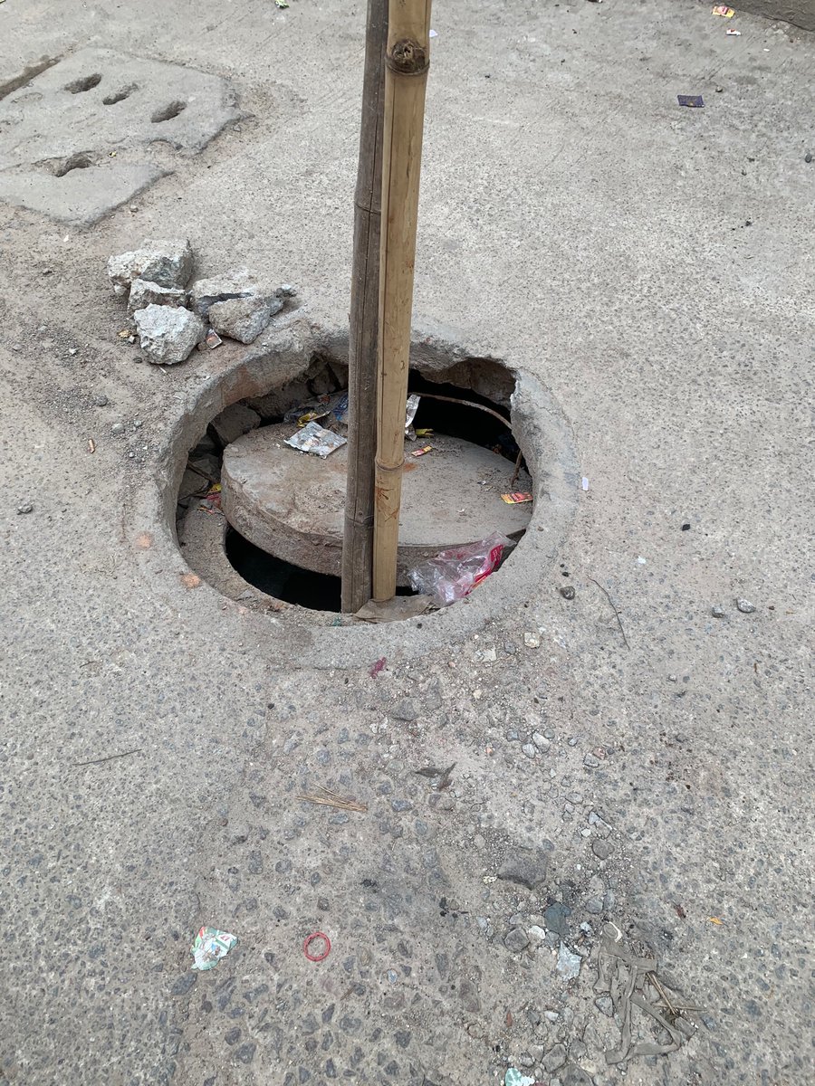 krsnaradhe's tweet photo. @HMWSSBOnline @DgmAliabad Manhole cover fallen into manhole since 7 days and no response from authorities leading to accidents and traffic issues for 4 wheelers
Kindly do needful 
Location: Opp Dattu Tiffin Centre, Badam Masjid Lane, Behind Nagam Complex, Laldarwaza https://t.co/PrxPApZneK