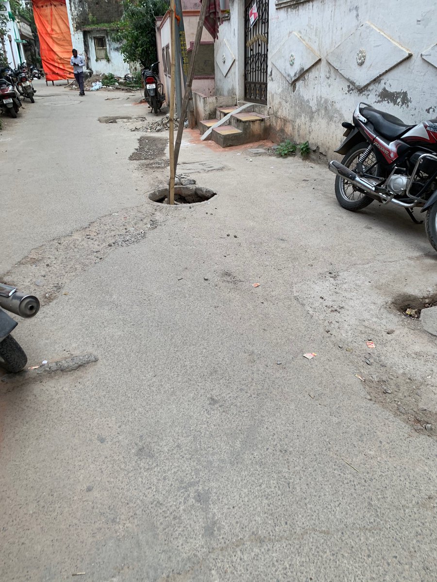 krsnaradhe's tweet photo. @HMWSSBOnline @DgmAliabad Manhole cover fallen into manhole since 7 days and no response from authorities leading to accidents and traffic issues for 4 wheelers
Kindly do needful 
Location: Opp Dattu Tiffin Centre, Badam Masjid Lane, Behind Nagam Complex, Laldarwaza https://t.co/PrxPApZneK