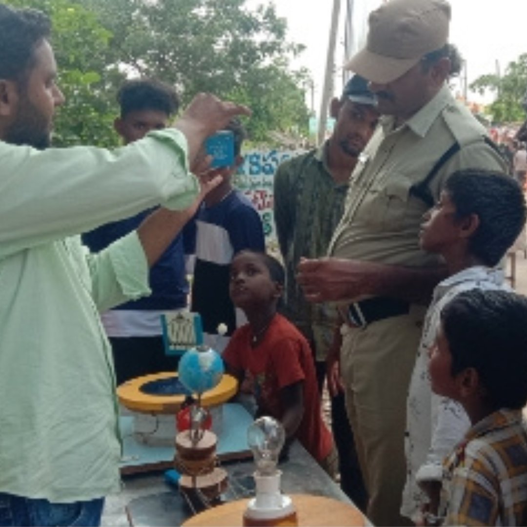 AgastyaOrg's tweet photo. The Suvenpharma-supported MSL and the Tata-powered LOB conducted a community fair to celebrate Muthyalamma Jathara at Huzurnagar, Telangana. The fair was attended by nearly 10 thousand locals and children.
#agastyainternationalfoundation #science #labonabike #mobilesciencelab https://t.co/gKF6uoD1CW