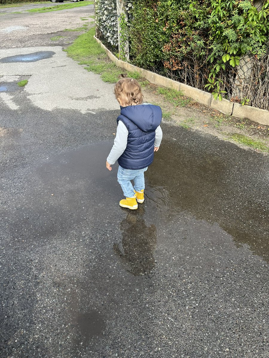 boardflow's tweet image. kind ist zurfrieden. mama und papa sind es auch.