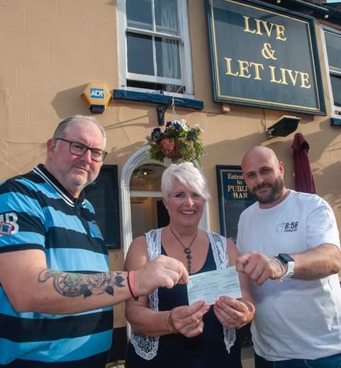 856Foundation's tweet photo. #SupporterSunday

We wanted to thank 2 fundraisers.

Windsor Road Jubille Street Party raised £1000 back in June (along with a Defib)

Gayton Social Club raised £800 at SummerFest in July

Thank you bith

Loved being at both, raising awareness of Men's Mental Health &amp; Wellbeing https://t.co/azS3OcUqG8