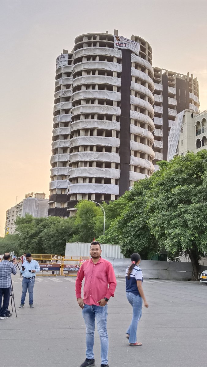 _SANJAYARYA's tweet photo. Twin Tower Demolition Coverage
#TwinTowers
#TeamANI https://t.co/fRWicEoE44
