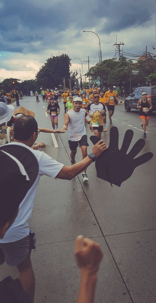 wildcuniculus's tweet photo. Nilai extra dari "budaya" dalam skena lari adalah dukungan,energy tambahan yg mendorong langkah pelari menuju garis finish,kudos buat team cheering di @maybankmarathon hari ini #crewculture https://t.co/2iTomrMcov