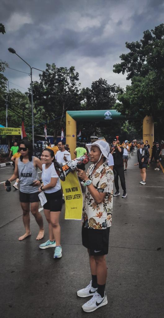 wildcuniculus's tweet photo. Nilai extra dari "budaya" dalam skena lari adalah dukungan,energy tambahan yg mendorong langkah pelari menuju garis finish,kudos buat team cheering di @maybankmarathon hari ini #crewculture https://t.co/2iTomrMcov
