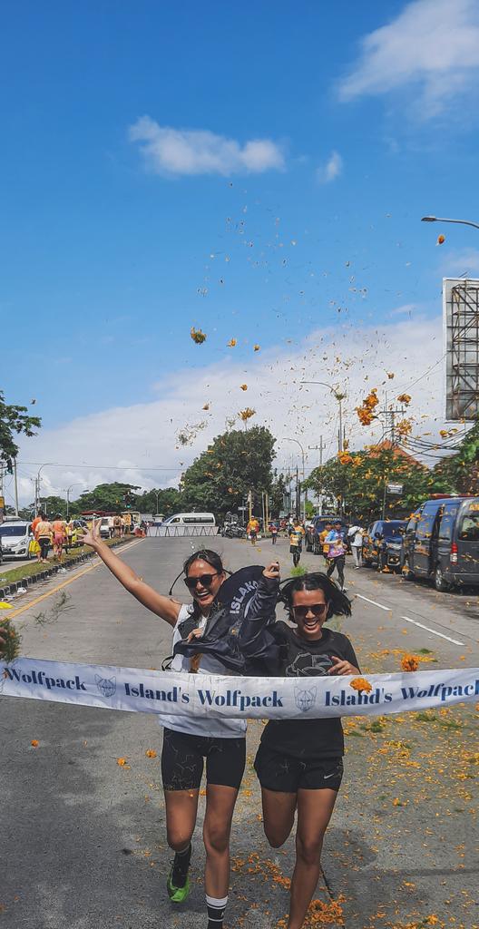 wildcuniculus's tweet photo. Nilai extra dari "budaya" dalam skena lari adalah dukungan,energy tambahan yg mendorong langkah pelari menuju garis finish,kudos buat team cheering di @maybankmarathon hari ini #crewculture https://t.co/2iTomrMcov