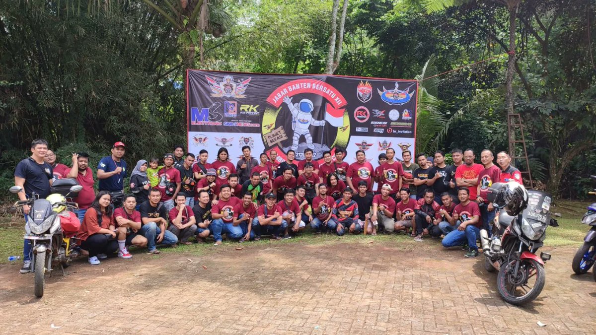 SINDOnews's tweet photo. Moment photo bersama para cysers, chapter dan komunitas serta para sponsor yang telah mendukung acara Jabar Banten Bersatu XII https://t.co/8OzF11B58I