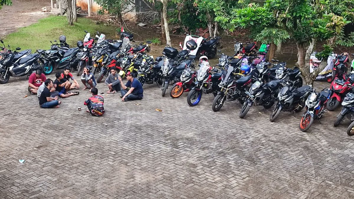 SINDOnews's tweet photo. Moment photo bersama para cysers, chapter dan komunitas serta para sponsor yang telah mendukung acara Jabar Banten Bersatu XII https://t.co/8OzF11B58I