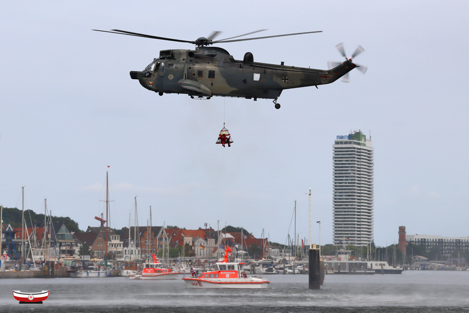 Seenotretter's tweet photo. Besondere #Seenotretter-Momente 🤩 vor einmaliger Kulisse: Tolle Aufnahmen vom gestern nachgeholten #TagderSeenotretter der #DGzRS-Station #Lübeck-#Travemünde mit #Marineflieger-#WinchEx 🤝 #SARfamily @CdrDeuNavalAir 📸 Dirk Wiggers – Fotos bundesweit: ➡️ https://t.co/w1v4ssFNJq https://t.co/rWU1OyGztV