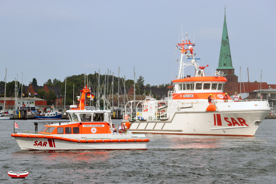 Seenotretter's tweet photo. Besondere #Seenotretter-Momente 🤩 vor einmaliger Kulisse: Tolle Aufnahmen vom gestern nachgeholten #TagderSeenotretter der #DGzRS-Station #Lübeck-#Travemünde mit #Marineflieger-#WinchEx 🤝 #SARfamily @CdrDeuNavalAir 📸 Dirk Wiggers – Fotos bundesweit: ➡️ https://t.co/w1v4ssFNJq https://t.co/rWU1OyGztV