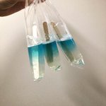 ガリガリくんが溶けると…。きれいな夏の海に大変身した。