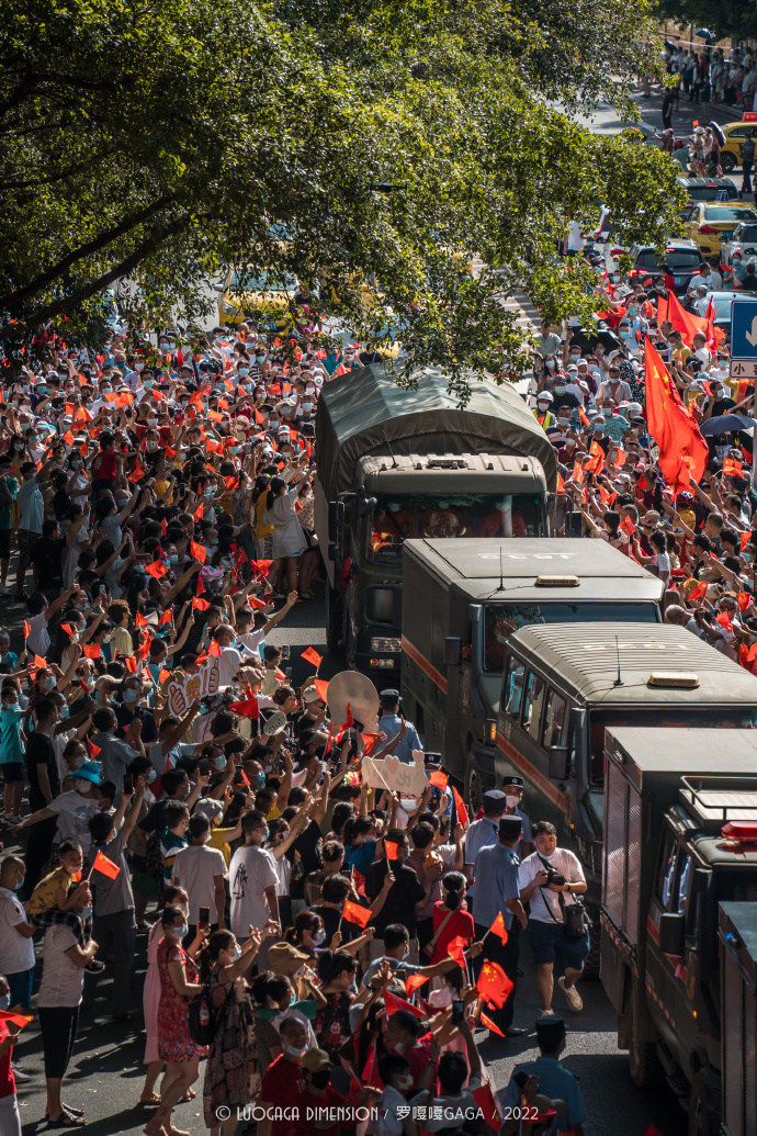 Vxujianing's tweet image. 中国军警和人民打成一片，美国军警也和人民打成一片！