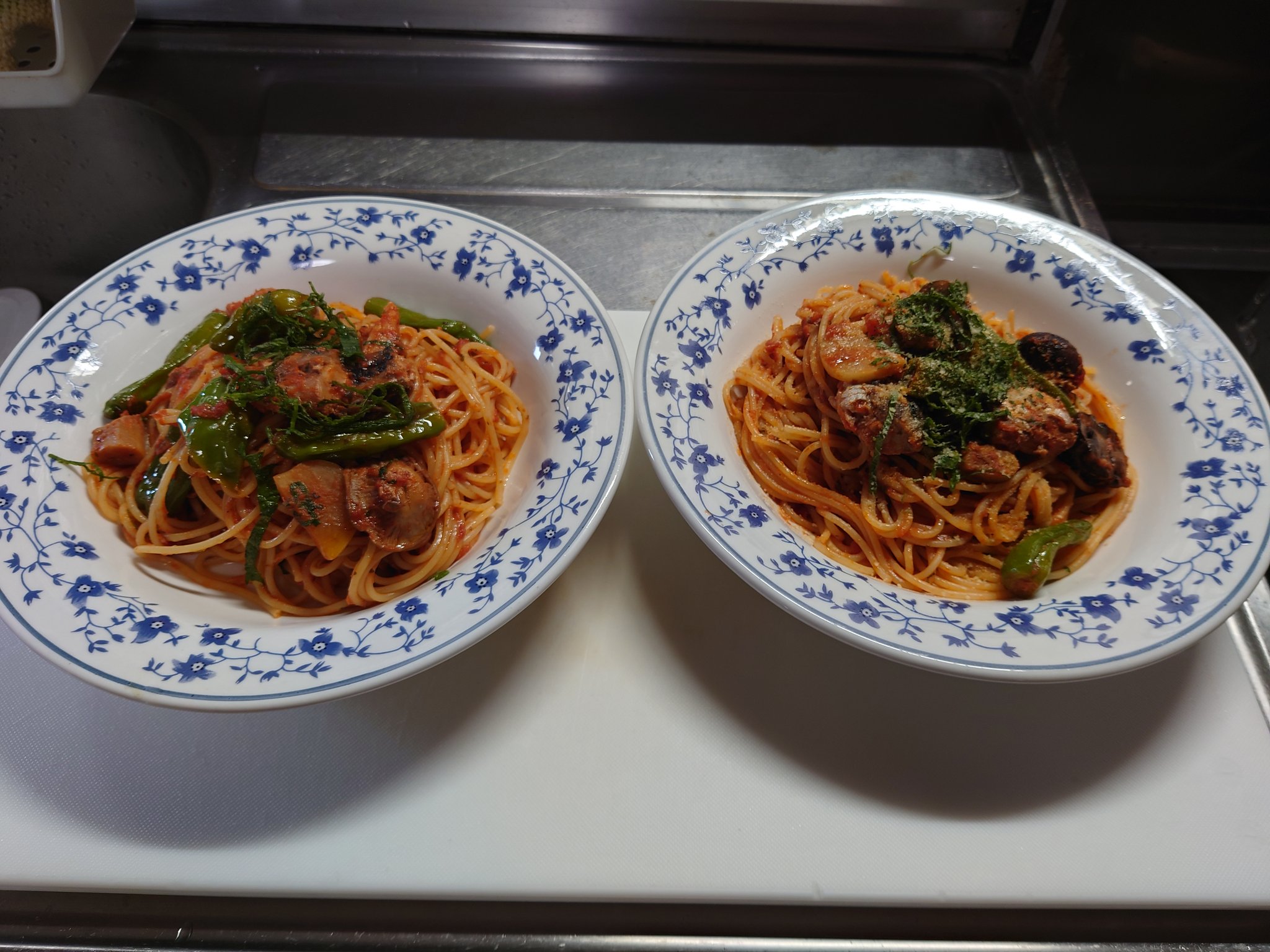 Takataka 今日のお昼ご飯は トマト缶と鯖缶で鯖缶パスタ この前のキノコのアヒージョの残り わが家のシシトウ 大葉も加えました おひるごはん パスタ おうちごはん T Co Hxaw4nuj8o Twitter