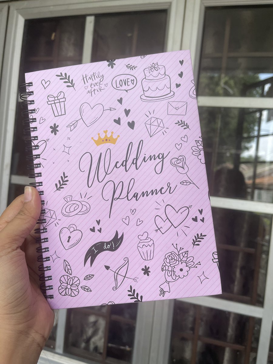 Chapienat's tweet photo. Seronoknya ada buku Wedding Planner ni, dari A sampai Z dia sediakan untuk kita. Sampaikan ukuran baju pun ada, ahhhhh semangat lah nak khawin 🤣😂

For those yang nak berkhawin 6bulan skrg, tkthu nak buat apa dulu? Nah buku ni untuk korang! ✅ https://t.co/59JvK9nOTW