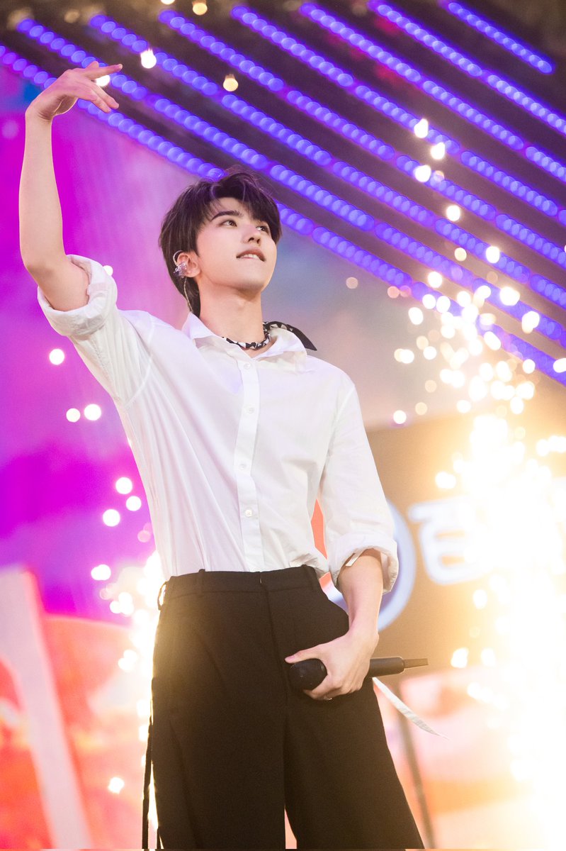 KunsL1ght's tweet photo. The stage truly is where he belongs ✨

#CaiXukun #蔡徐坤 https://t.co/BRdKNGotoL