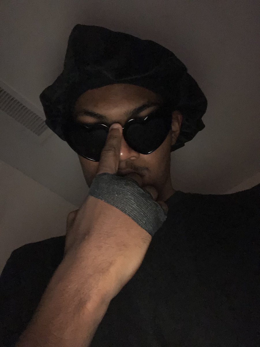 BigbandsA's tweet photo. I think broke my hand 💂🏾‍♂️ https://t.co/OMcwtAjA4f