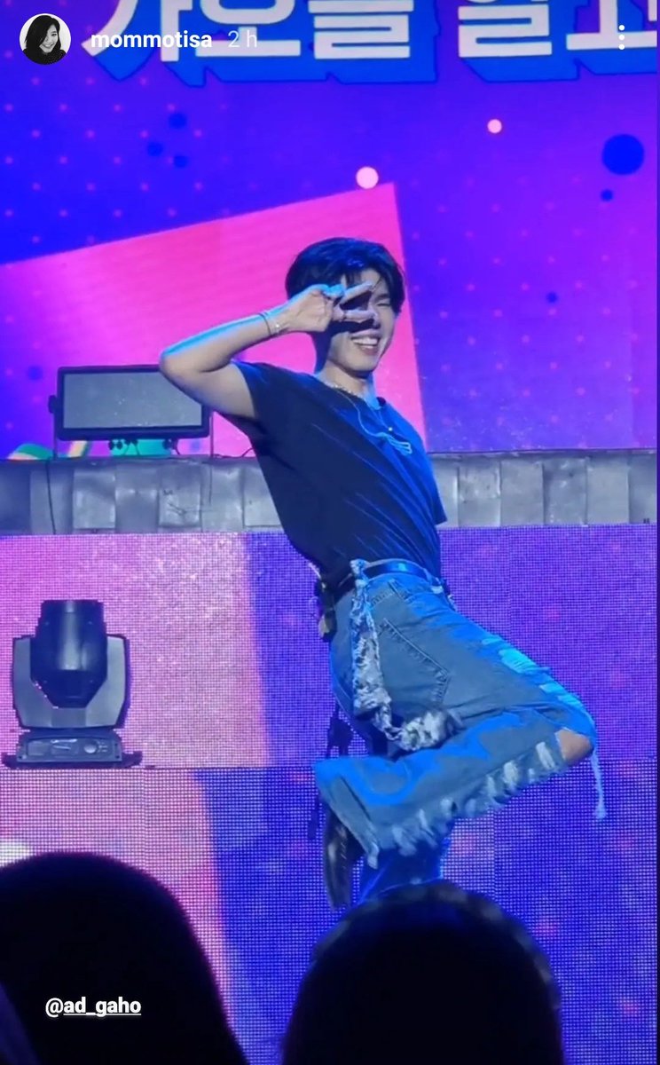 BrasilGaho's tweet photo. [📸] Gaho e Kave live in Jacarta.

Cr: mommotisa

#GahoAndKAVE_ChothaFest
#Gaho #가호 @gaho88882970 @kave_official @_ownr__ @jisangoingon https://t.co/ILlrZEB6PT