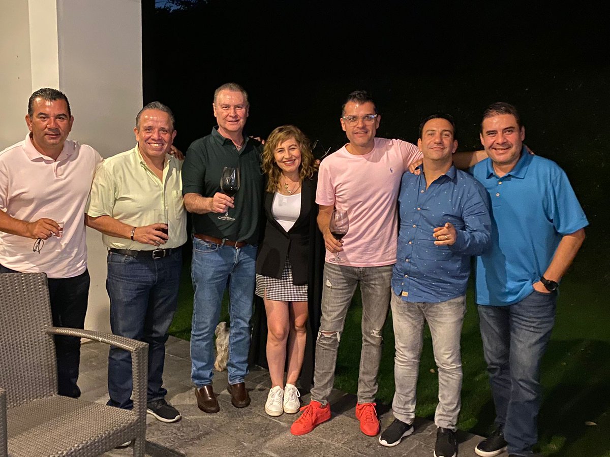 laloeluna's tweet photo. Lo de menos fue el resultado. Noche de #MegaAmigos @adriana_fdz @Jpromero261 @hagala_ @AldoArturoG @PAULEDELGADILLO @ra_estrada https://t.co/uYmB2BC4nM