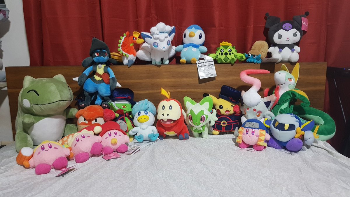 NibyMPP's tweet photo. Los que me conocen saben que me encantan los peluches, estos son los que conseguí durante el viaje a México.

Desde hace tiempo quería un Sustituto y no puedo creer que una tienda en serio tenía al Pikachu y la Roserade del mundial de este año. https://t.co/SyL0MlyfRY