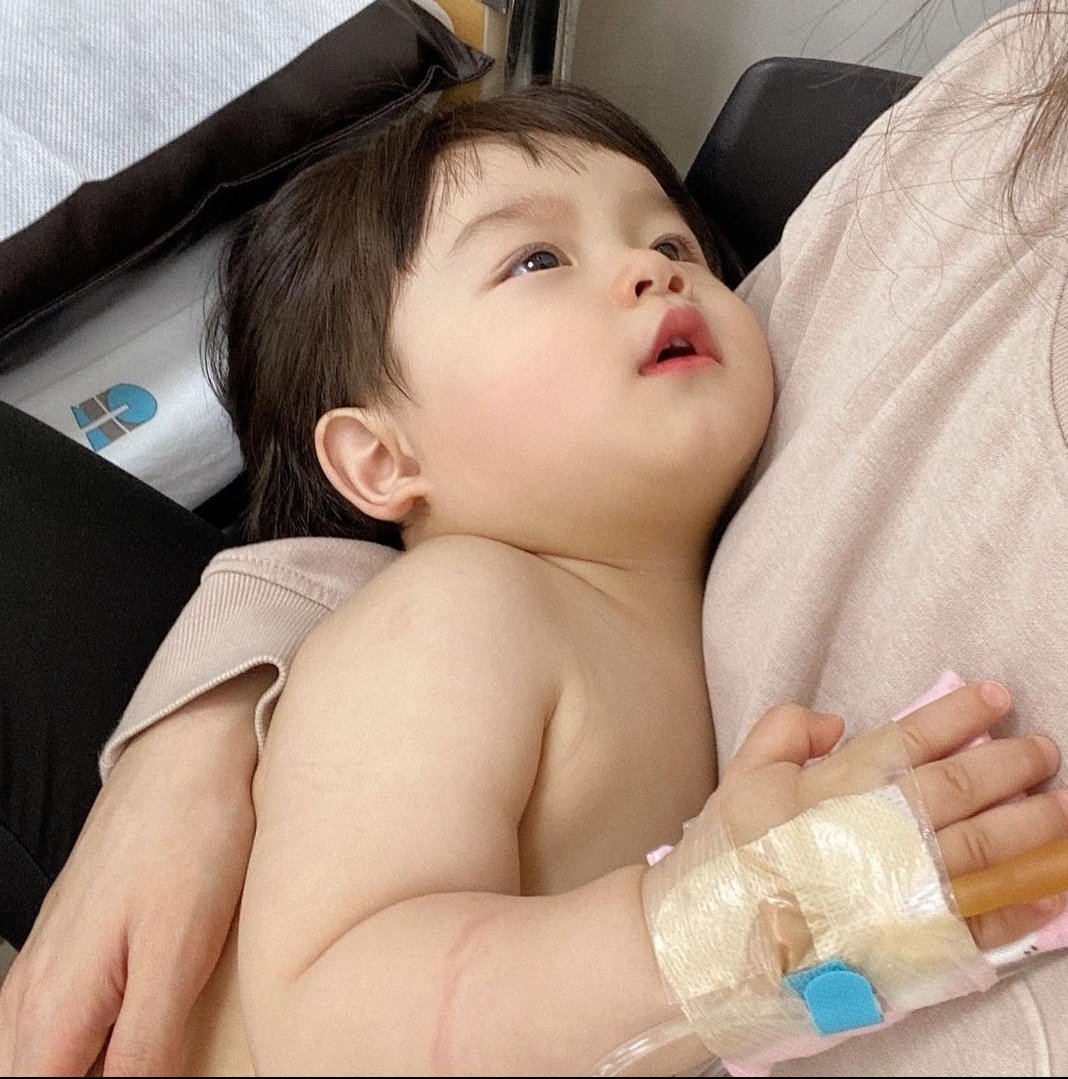 khayalangit's tweet photo. Sendu banget wajahnya anak lanang pas sakit gini. Cepat sehat, Jagoan Ayah! https://t.co/aQ9porji8b