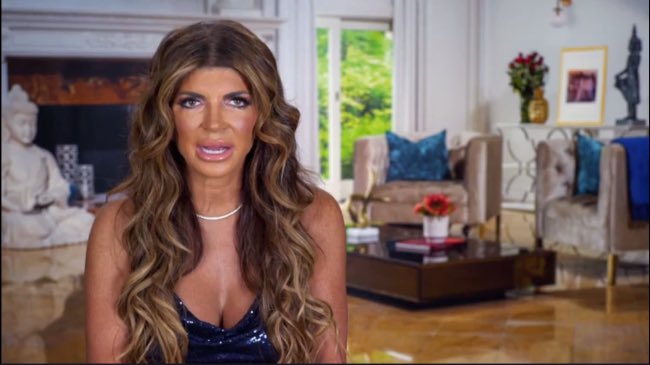 SOClALCHAOS's tweet image. / / ..... this legit looks like my aunt . 😭✌️