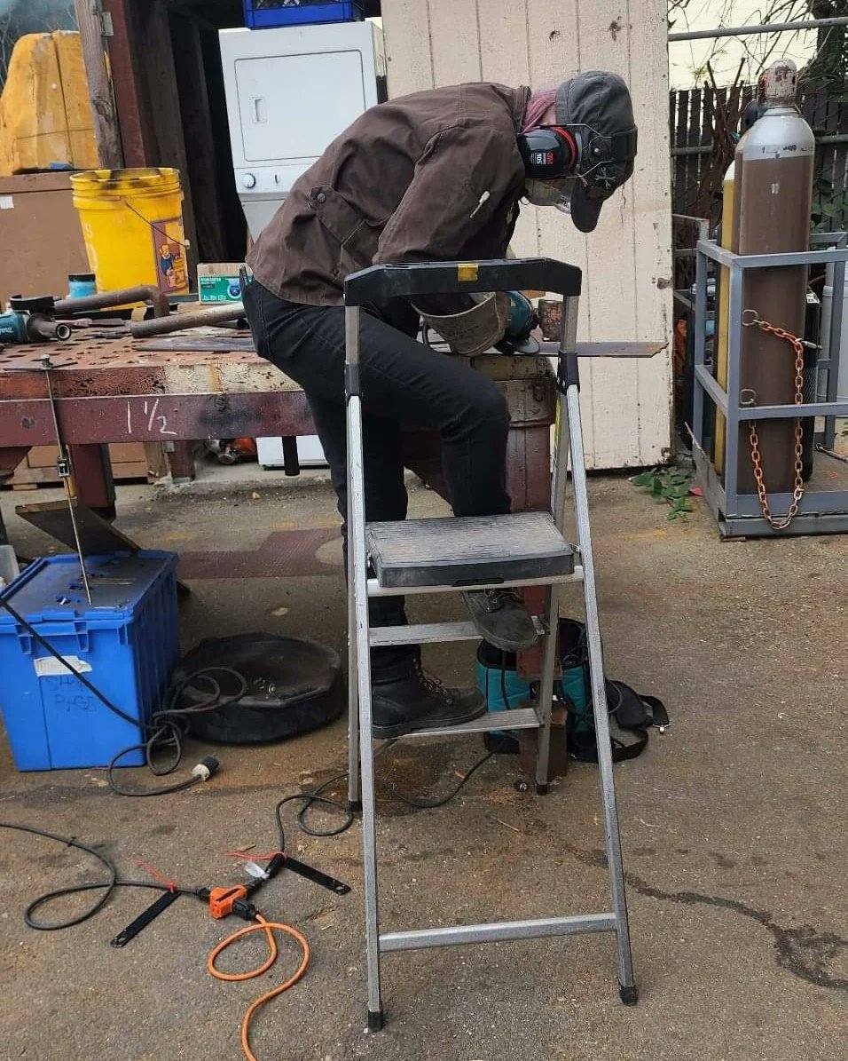 Jen says: Make sure you find a comfortable working position... or something...
.
#LetTheBotBattleBegin #itsrobotfightingtime #hijinx #battlebots #letthehijinxbegin