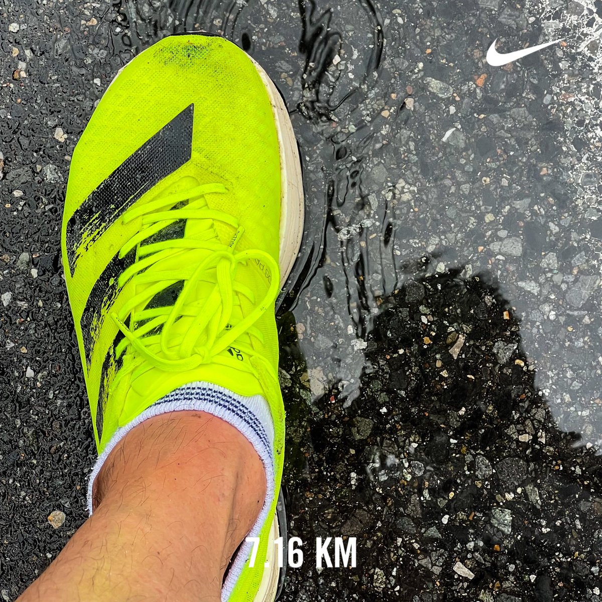 nadesign's tweet photo. 走るデザイナー
雨の止んでるうちにと思ったら降られた。
Today's #applemusic is #shogohamada
Ran 7.16 km with the #NRC
#adidas #adidasrunning #adizero #adizeroadiospro #JustDoIt #running #runner #runners #nikerunning #applewatch #beats #beatsfitpro https://t.co/vCFNEUaYCe