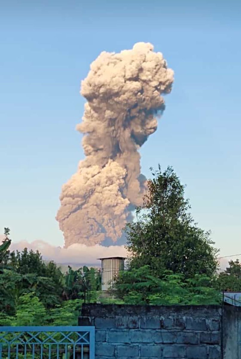 andrijay85's tweet photo. This morning, dukono's eruption https://t.co/MVDjRWxj5K