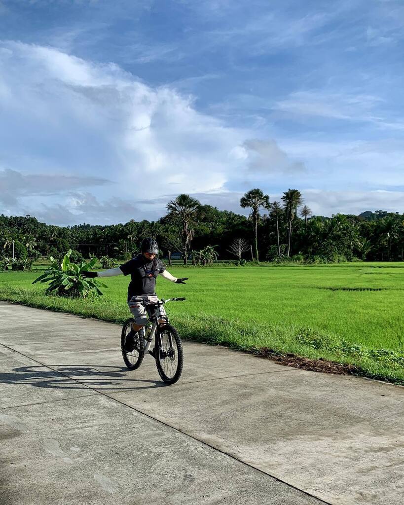 minomarimat's tweet image. It’s a good day to ride. Finally got to do it in my wife’s hometown. No pressure at all, just a plain, chill ride. Tak about island living. 🤙🏻🤙🏻🤙🏻 🕶☀️🚲

#attackph #shredislife #zerofunk #supportlocalph #supportlocalbrand #mtblife #mtbphilippines #cli… instagr.am/p/ChygzHeJ6_2/