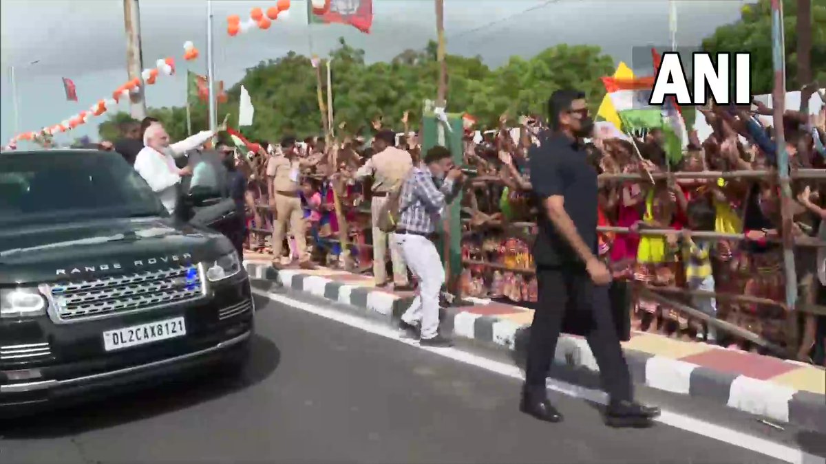 ANI's tweet photo. PM Narendra Modi receives a warm welcome from the people of Bhuj, Gujarat

He will inaugurate the 'Smritivan' memorial built in the memory of those who lost their lives in the earthquake of 2001

(Source: DD) https://t.co/qy4STWx6Hb