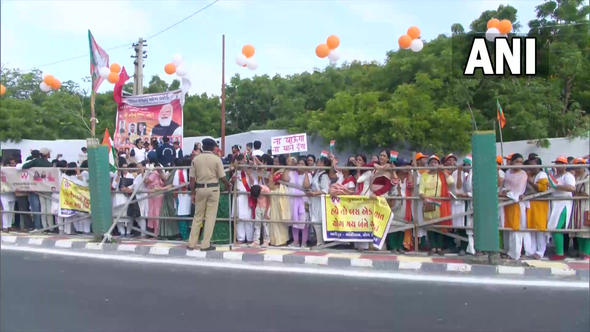 ANI's tweet photo. PM Narendra Modi receives a warm welcome from the people of Bhuj, Gujarat

He will inaugurate the 'Smritivan' memorial built in the memory of those who lost their lives in the earthquake of 2001

(Source: DD) https://t.co/qy4STWx6Hb