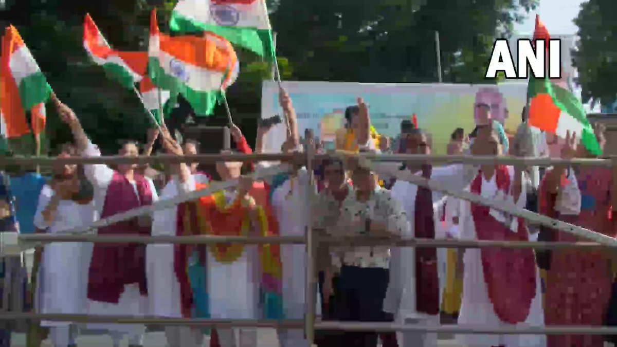 ANI's tweet photo. PM Narendra Modi receives a warm welcome from the people of Bhuj, Gujarat

He will inaugurate the 'Smritivan' memorial built in the memory of those who lost their lives in the earthquake of 2001

(Source: DD) https://t.co/qy4STWx6Hb