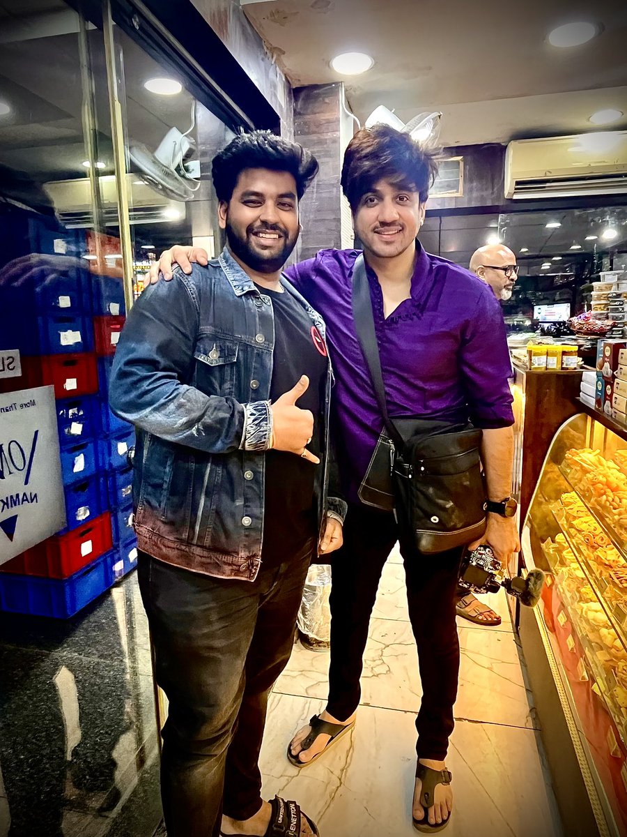 specsboyjourney's tweet photo. Such a Sweet Person he is… 💕
It was Nice Meeting you @emNikhil 💕
Hope you loved the Namkeen 😋
#MumbikerNikhil #MNSquad #NikhilSharma #vlogger #YouTuber @ShaniceShrestha https://t.co/gpBCIkegVT