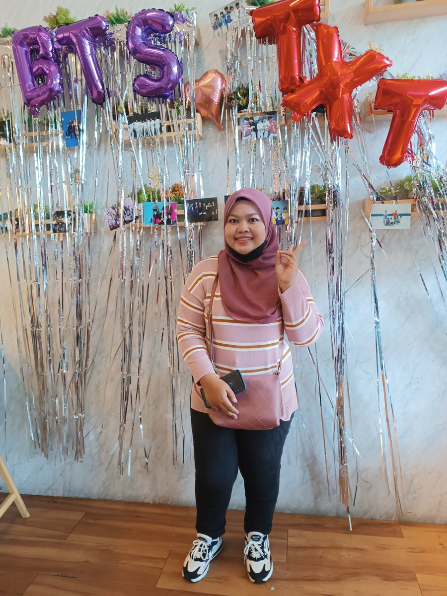 nanatata1234nur's tweet photo. Thank you for having this event for both BTS X TXT cupsleeve. Got so many freebies and very good discount for one of the booth there. Got BTS, TXT and Enhypen set. My friend is ARMY while me myself is a MOA. So, we both had fun. 
@DreamProjectMY
#playdatewithbts #elysianyeonkai https://t.co/oWM6uPq8Aa