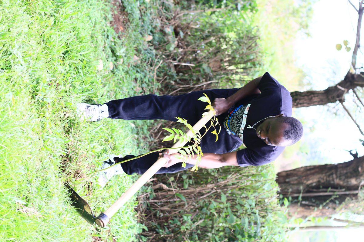 Emmanuelmwita97's tweet photo. A world guided by youth would be a better place, They are the ones who are most alive, idealistic, and energetic. With support from @elfafrica1 @LEAPAfrica @TunawezaEmpower we conducted youth Day of service by cleaning @kehancha level IV hospital #YouthfulandUseful #YDOS2022 https://t.co/maioch6yOF