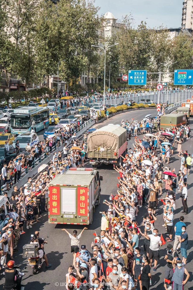 peijin_zhang's tweet photo. Chinese firefighters, police officers and soldiers, bombarded with LOVE from local residents https://t.co/WpTul9BGio