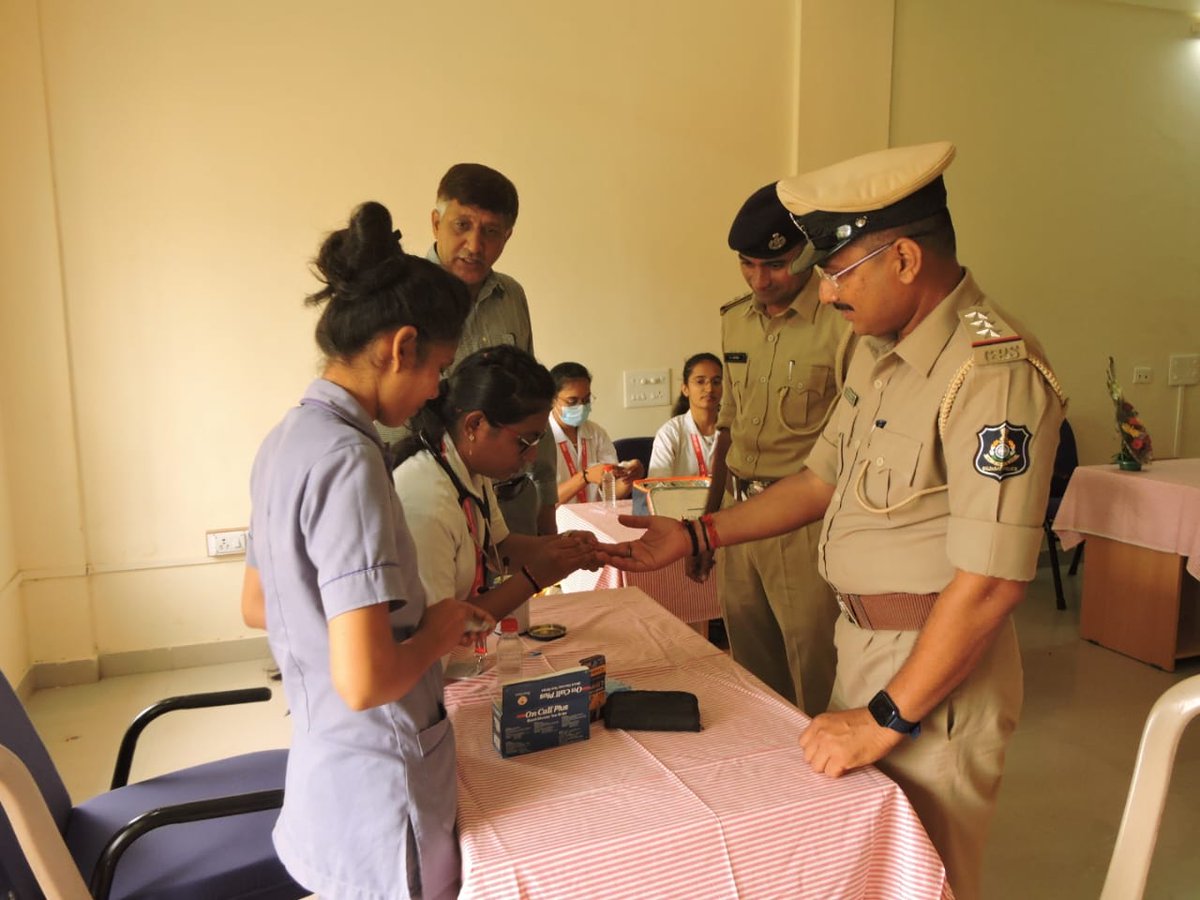 Vadcitypolice's tweet photo. @dgpgujarat 

#VadodaraCityPolice #sarvarcamp #medicalcamp #vadodaracity #Vadodara #baroda https://t.co/GF519HL0mp