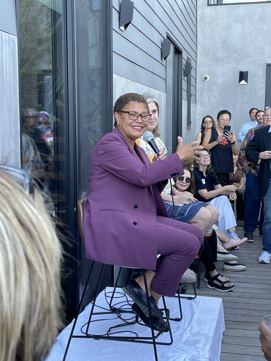 MellyMarieD's tweet photo. Went to a fundraising event for @KarenBassLA this evening. Be sure to get out the vote in November Los Angeles! We need a mayor with real political experience, not just another billionaire who likes to throw his money around. #KarenBass https://t.co/xsm8HgbyCJ