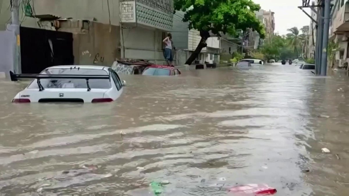GeeksKinza's tweet photo. یا اللّه تیرے فیصلوں پر نا تو کوئی شکایت ہے اور نا ہی تیری رضا پر کوئی شکوہ ہے ۔ پر یا اللّه تیرے بندے مشکل میں ہیں ❤۔۔اے رحیم اللّه ہم پر رحم فرما ۔ حضرت نوح کی کشتی کو طوفان سے نکالنے والے اللّه ہمارے ملک پاکستان کو بھی اس طوفان سے نکالدے . https://t.co/aLiX0HU0g7