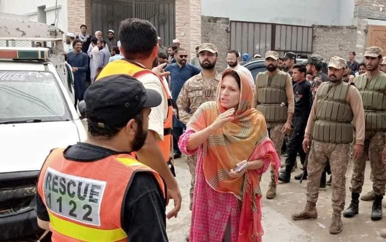 HkAlphaTitan's tweet photo. The Iron Lady Honorable ADC Nowshera Miss Quratlain Wazir. 
DC from my district must get some training from her as he did save anything. 
#Nowshera #PakistanFloods # https://t.co/HrpfSevc0V