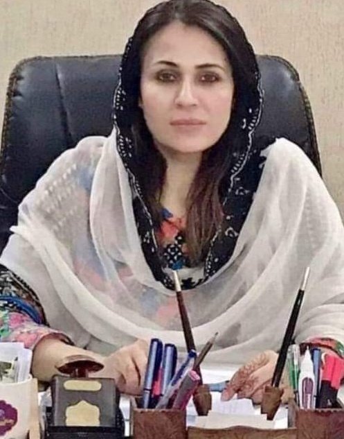 HkAlphaTitan's tweet photo. The Iron Lady Honorable ADC Nowshera Miss Quratlain Wazir. 
DC from my district must get some training from her as he did save anything. 
#Nowshera #PakistanFloods # https://t.co/HrpfSevc0V