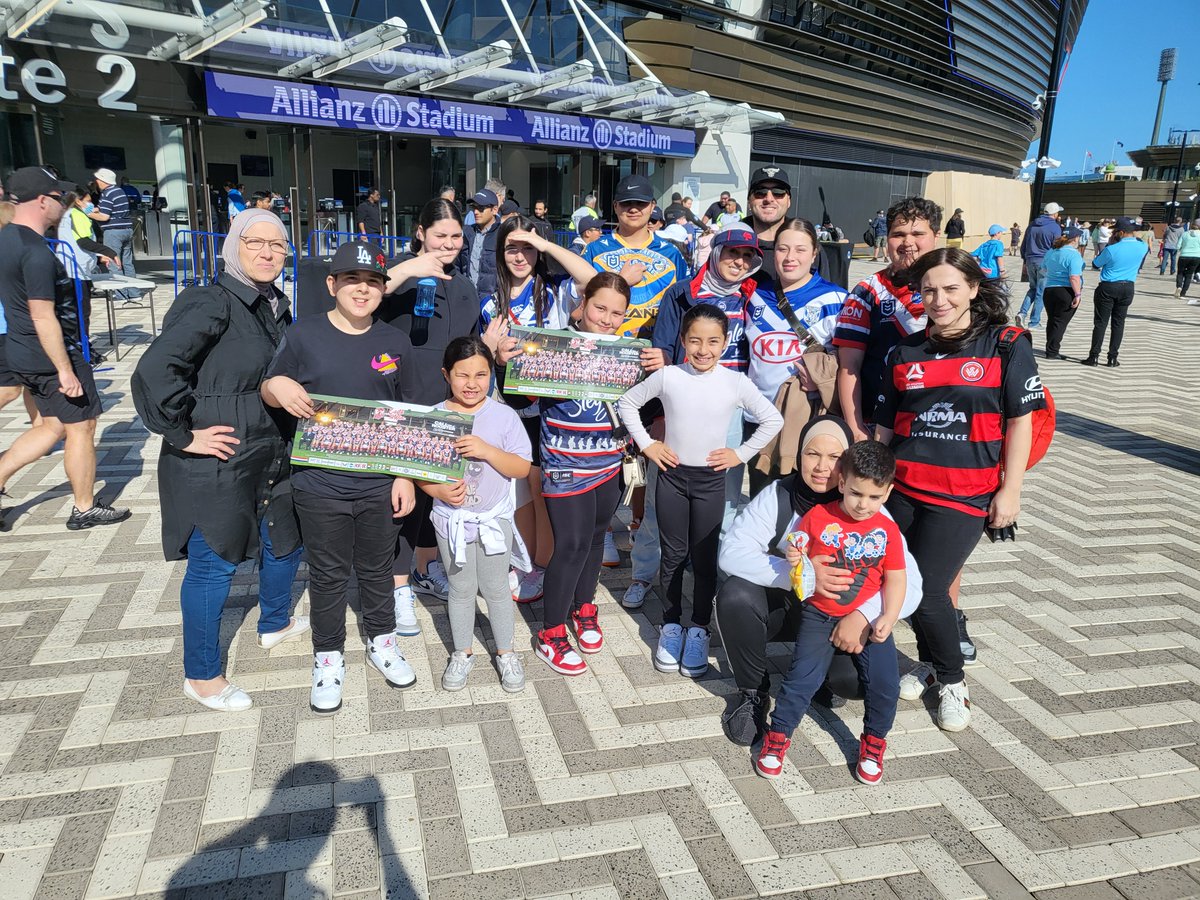 ContinuousCall's tweet photo. Incredible to see so many @NRL fans representing their teams colours at @AllianzStadium 

Come say hi to the boys and show your team spirit! https://t.co/rXkR8VJdli