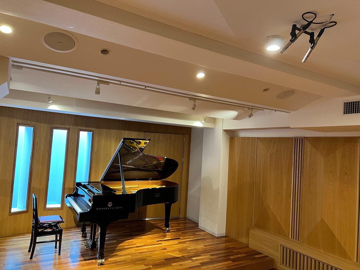 denenchofupiano's tweet photo. SALON（30畳）
スタジオ常設コンデンサーマイク（AKG C451B）で録音可能です🎙🎙

ソロピアノにもアンサンブルにも対応可能ですので、SALONでの練習・発表の記録にご利用ください！

#AKG #C451B #recording #弾いてみた　#演奏してみた　#ピアノ　#アンサンブル https://t.co/9Ez47Q3KL5
