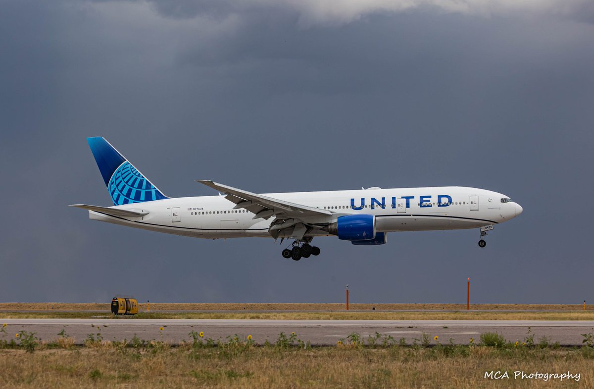 mca_photography's tweet photo. #StormLight makes the white paint on a @united 777 pop as it's moments from touching down at @DENAirport for #stormlightsaturday.
#beingunited
#myunitedjourney
#goodleadstheway https://t.co/uZ793XddVy