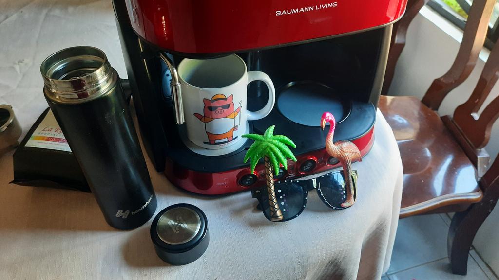 Getting ready for #NamesCon...

✅ (Mother's) .day mug from <a href="/Porkbun/">Porkbun</a>
✅ anne paralleled #handshake thermos/cup
✅ <a href="/flamingoHNS/">Flamingo Handshake 🦩🤝</a> sunglasses

Looking forward to own more merch and $hns #domains 😻