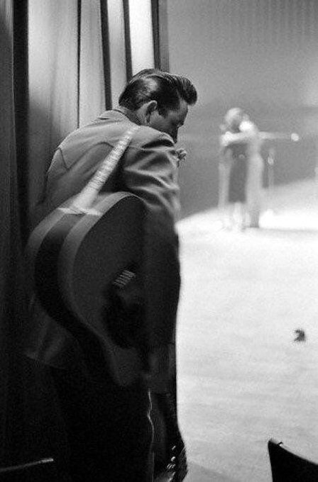 crockpics's tweet photo. Johnny Cash prepares to take the stage at a show in New York, 1959 https://t.co/HQwge43iXT